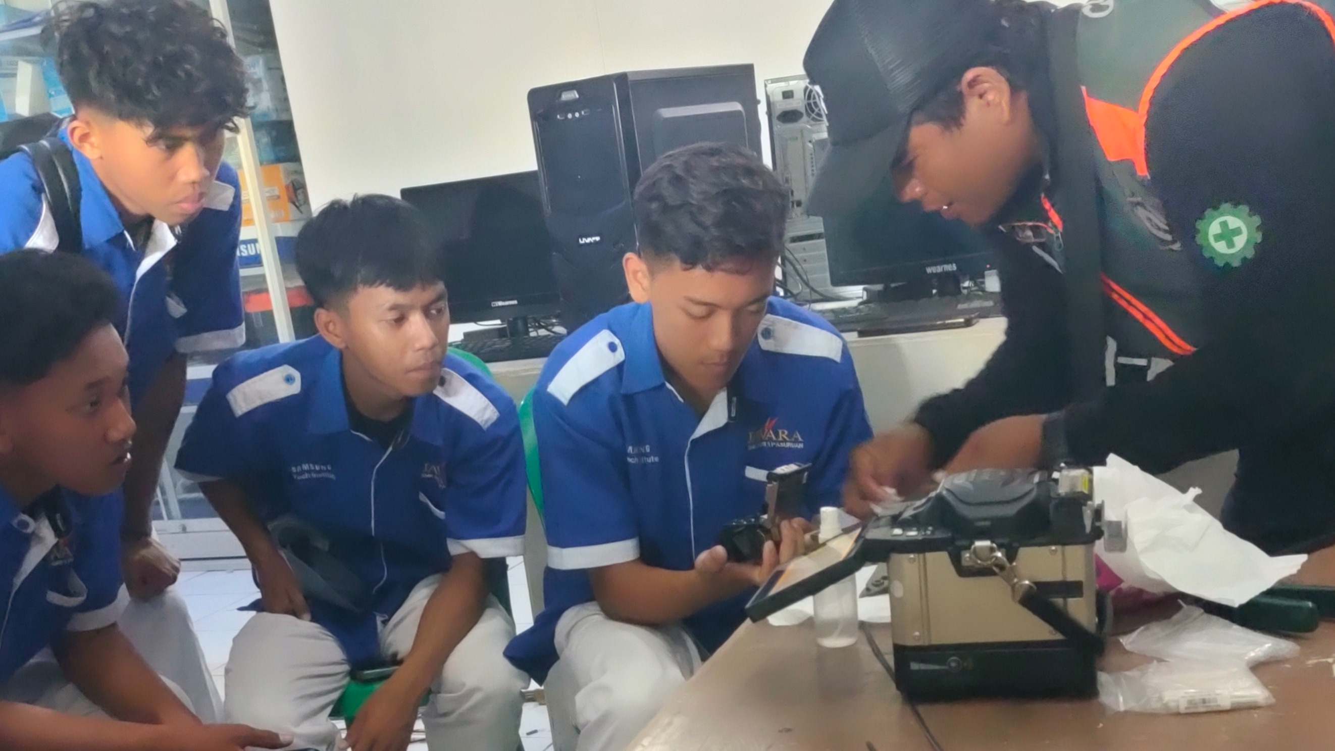 Instalasi kabel FO kejuruan TKJ Bersama Cubiespot
